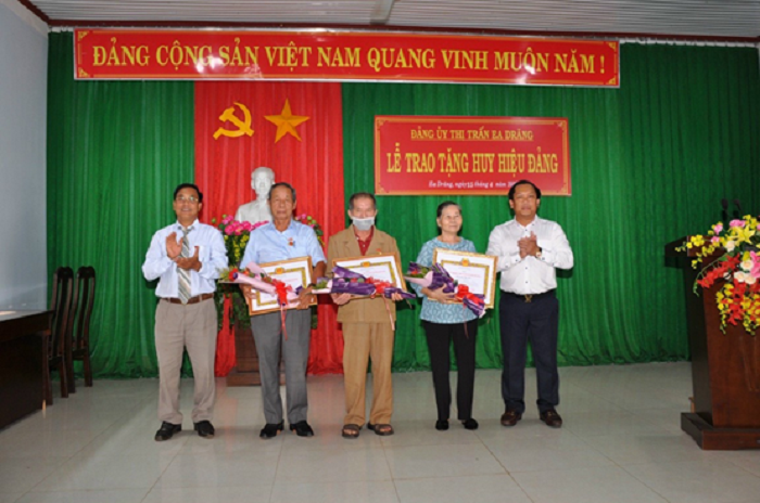 Thị trấn Ea Drăng trao huy hiệu đảng cho 07 đảng viên